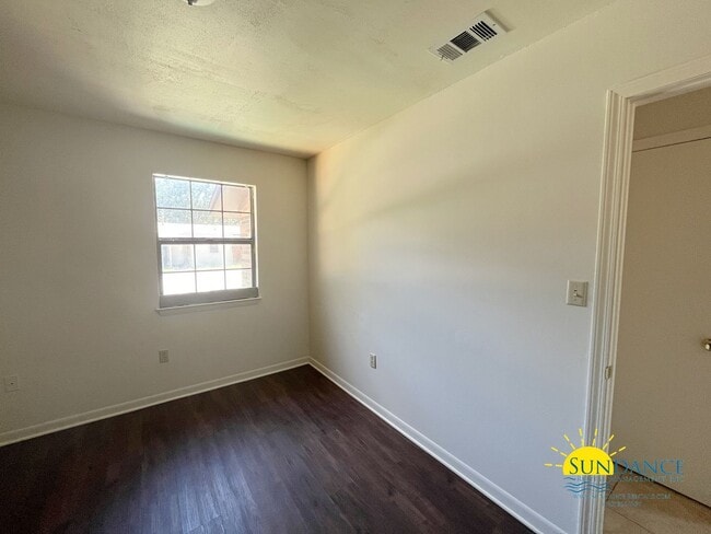 Building Photo - Great 2 Bedroom Home in Fort Walton Beach!