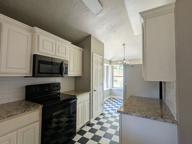 Building Photo - Well-Maintained 3 Bed Home in Edmond | Pet Friendly + Fenced Yard