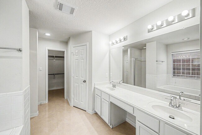 Building Photo - 2126 Highland Bay Ct
