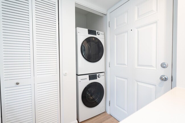 Building Photo - 2108 S Cypress Bend Dr