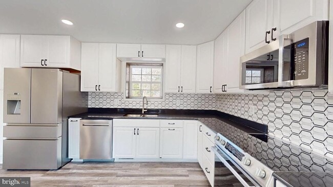 Building Photo - 40750 King Dr