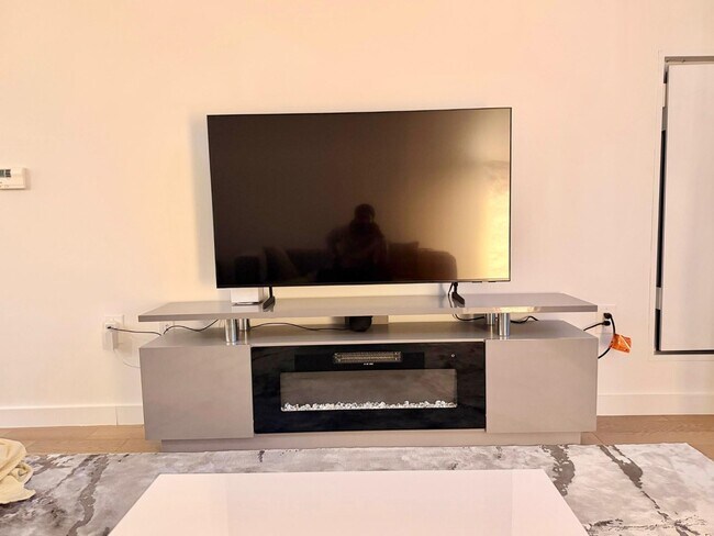 Building Photo - 25 Park Ln S