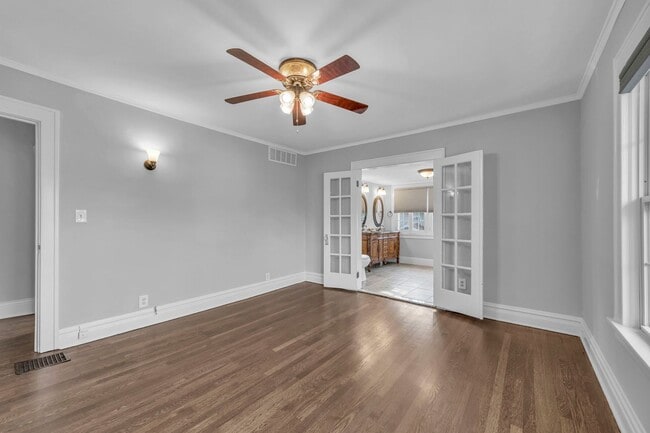 Building Photo - Gorgeous East Crestwood Home