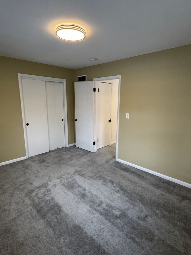 Building Photo - 1450 Marlborough Dr
