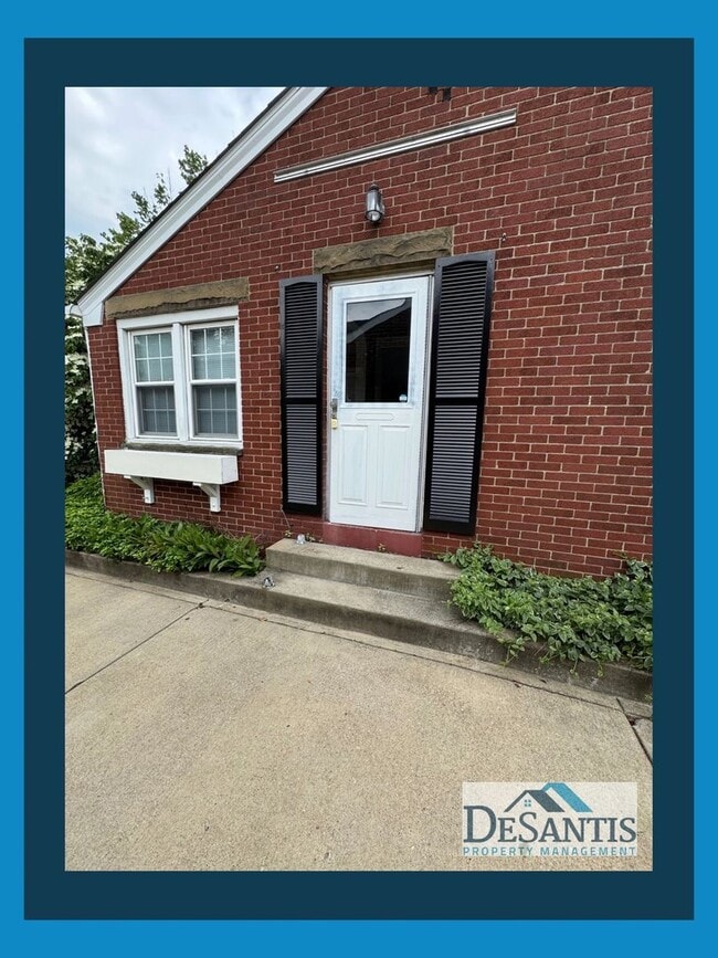 Building Photo - Charming 2-Bedroom Home with Private Backy...