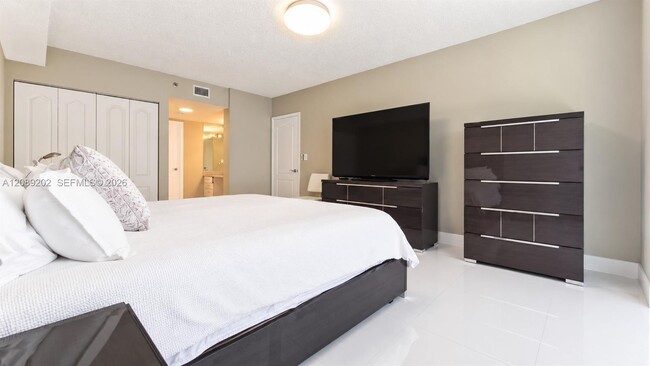 Building Photo - 9455 Collins Ave