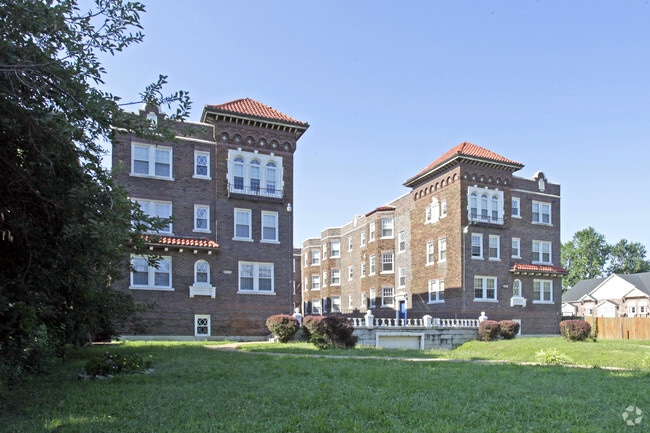 Building Photo - Traylor Chateau