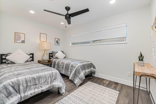 Building Photo - 320 Jamaica Dr