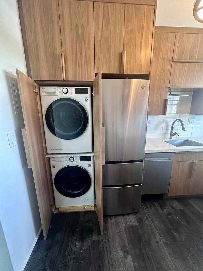 Building Photo - Large Updated 2BR/2BA Bath Condo - Steps from Fort Lauderdale Beach!