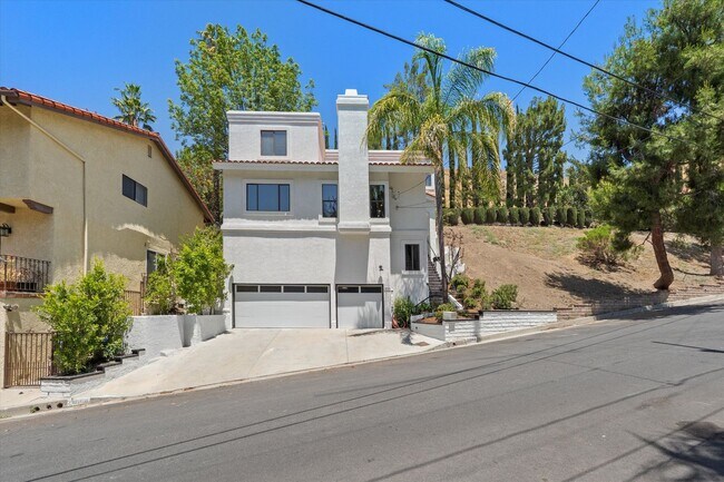 Building Photo - Renovated Single Family Home in Prime Wood...