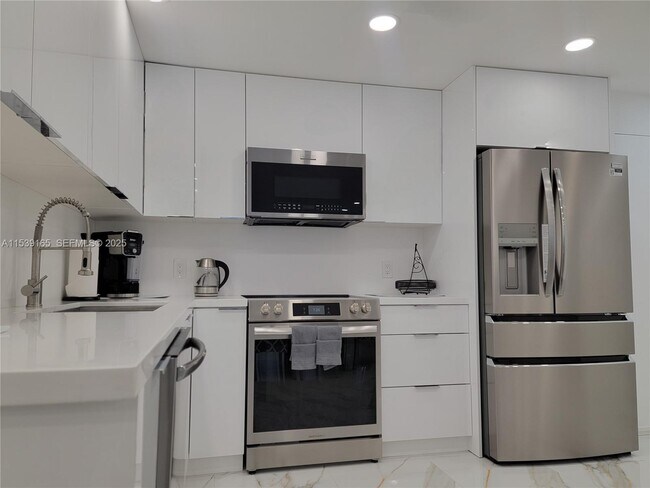 Building Photo - 3505 S Ocean Dr