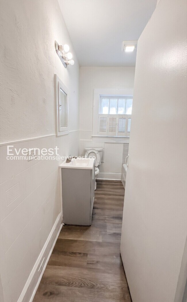 Building Photo - 3 Bed/2 Bath Home with Fenced Yard / Available Now!