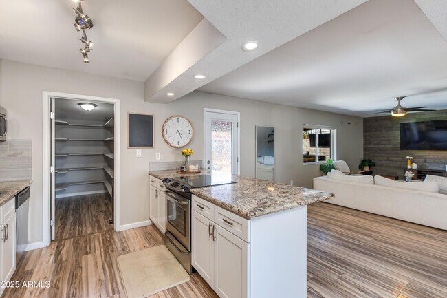 Building Photo - 3009 E Dahlia Dr