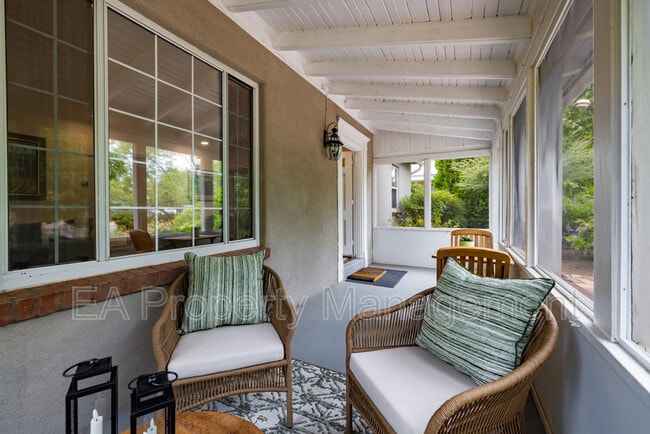 Building Photo - 520 San Pasquale Ave SW