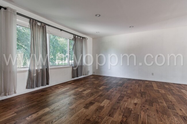 Building Photo - Stunning 3 Bedroom / 2.5 Bathroom | S. 48t...