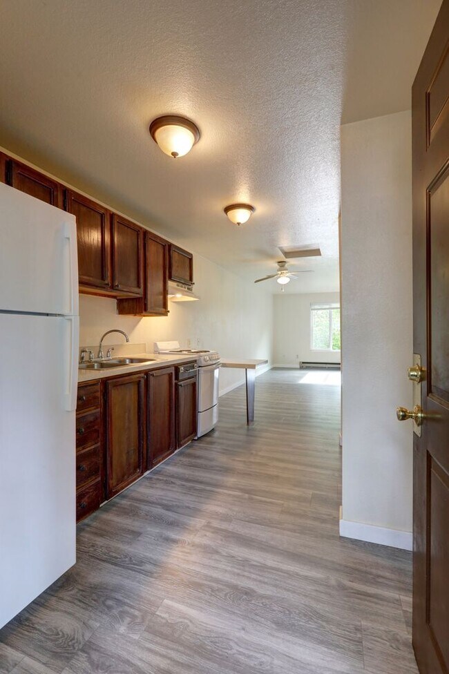 Building Photo - $500 Visa Card Plus 1 Month Free!! Nice Corner Unit Studio Apartment, Great Location!