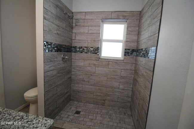 Building Photo - 351 Duanesburg St