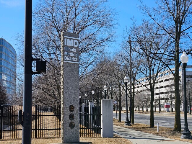 Building Photo - 831 S Western Ave