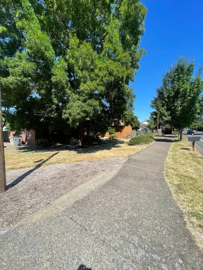 Building Photo - 3 Bedroom Home on Large Corner Lot!