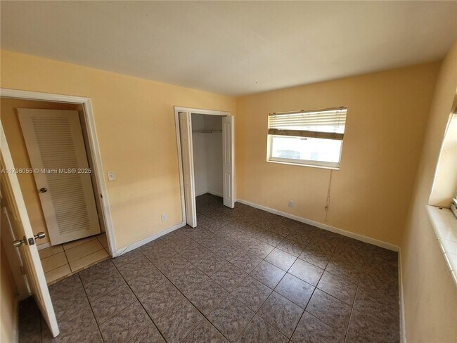 Building Photo - 5316 NW 18th Ct