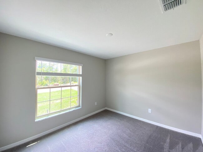 Building Photo - SW location 4/2/2 **WON'T LAST**