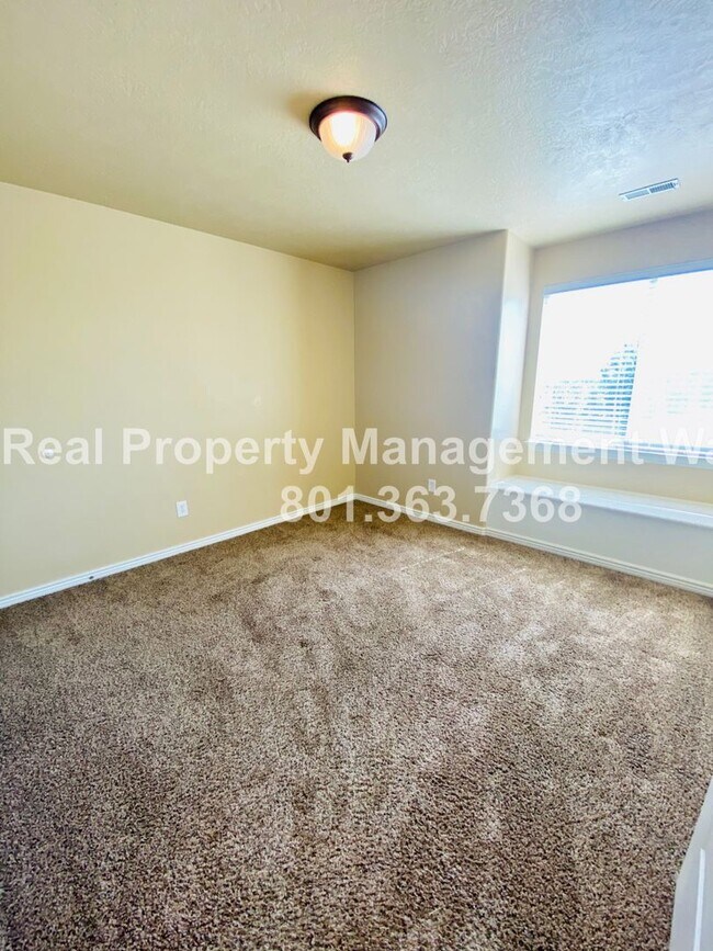 Building Photo - 5 Bedroom 3 Bathroom Riverton Home!