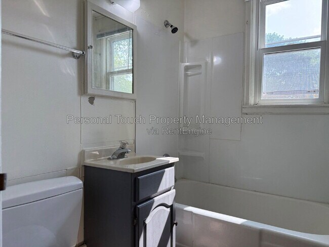 Building Photo - 517 12th Ave N