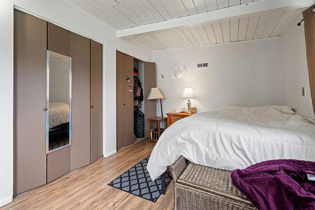 Building Photo - 3220 Clark St