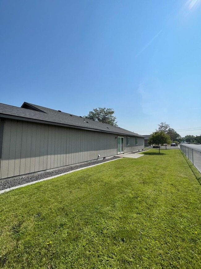 Building Photo - 1649 Pheasant St