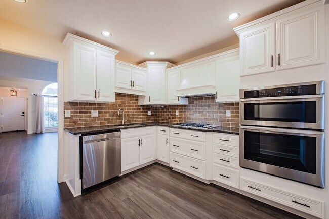 Building Photo - Move-in-ready 3 bed / 3 Full Bath In Louisville's Four Seasons — Fully Updated, No Carpet, Fiber ...