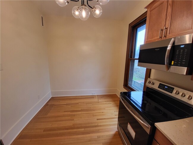 Building Photo - 1063 East Ave