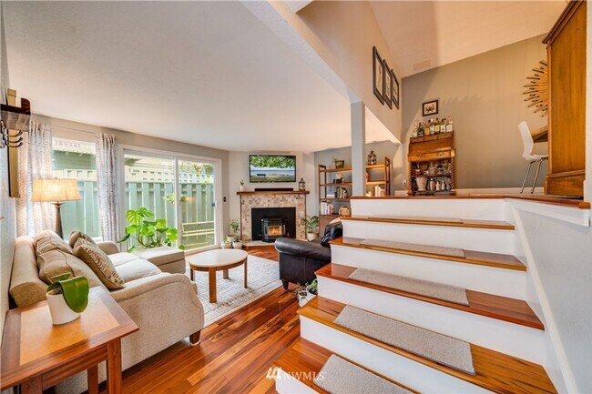 Building Photo - Beautifully Remodeled 2 bed/1.5 Bath Townh...