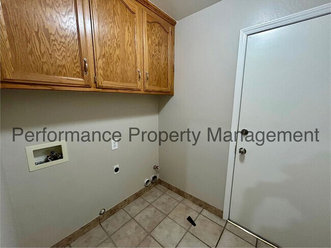 Building Photo - Charming 3 Bed/2 Bath NW Bakersfield Home ...