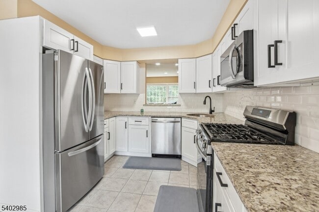 Building Photo - 4 Tow Path Cres