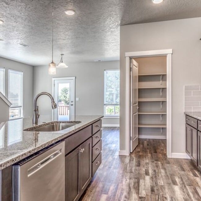 Building Photo - 4-Bedroom Townhome in West Boise