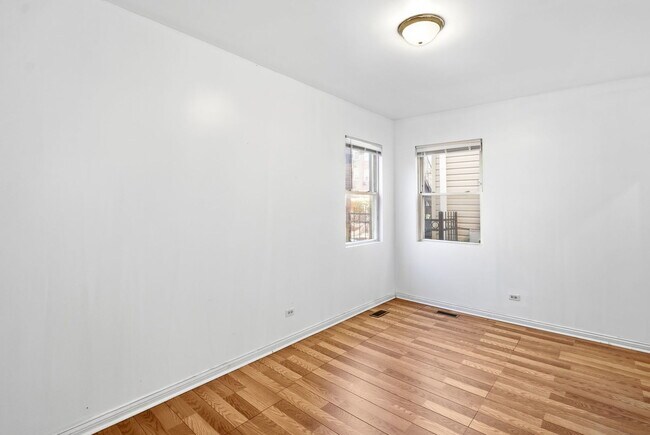 Building Photo - 1342 E 73rd St