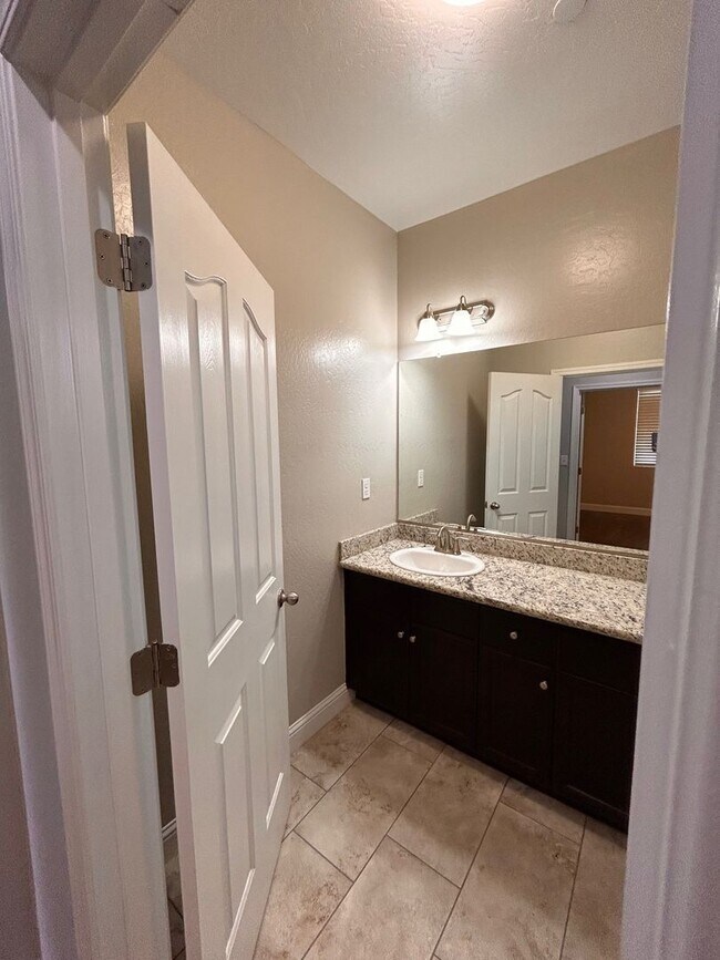Building Photo - Gorgeous home for rent in Visalia