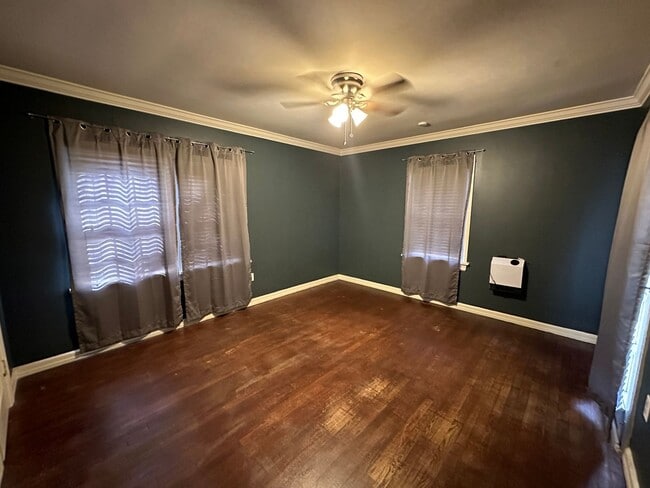 Building Photo - Charming 2bedroom could use one of the roo...