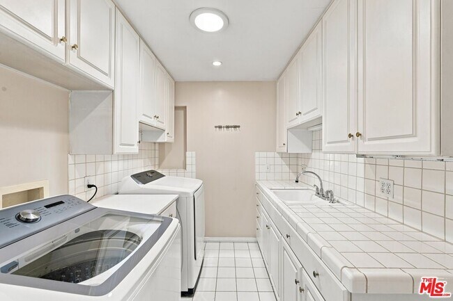 Building Photo - 8845 Glider Ave