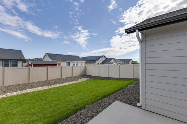 Building Photo - Charming Attached Townhome in Nampa at an Incredible Price!