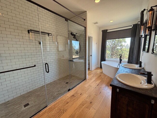 Building Photo - Stunning 4 Bed/3.5 Bath on 4.39 Acre Lot-7...