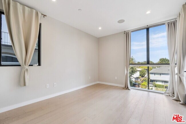 Building Photo - 4429 Tujunga Ave