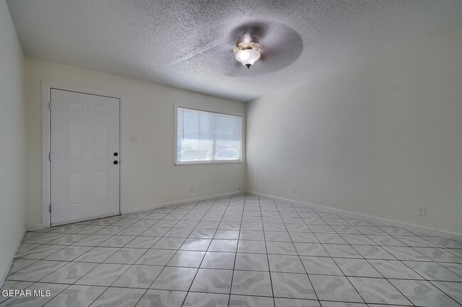 Building Photo - 10000 Jamaica St