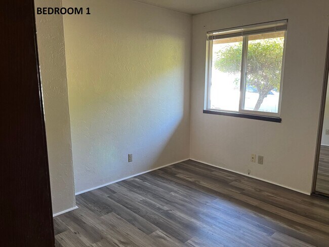 Building Photo - LOO Duplex