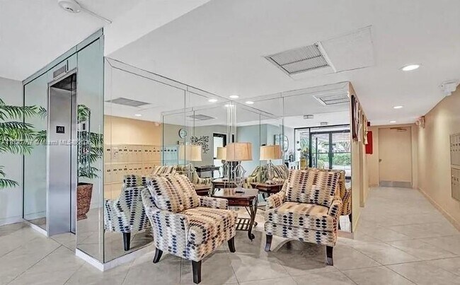 Building Photo - 3051 S Palm Aire Dr