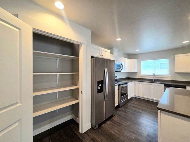 Building Photo - Newer Rambler in Mary Hill Estates!