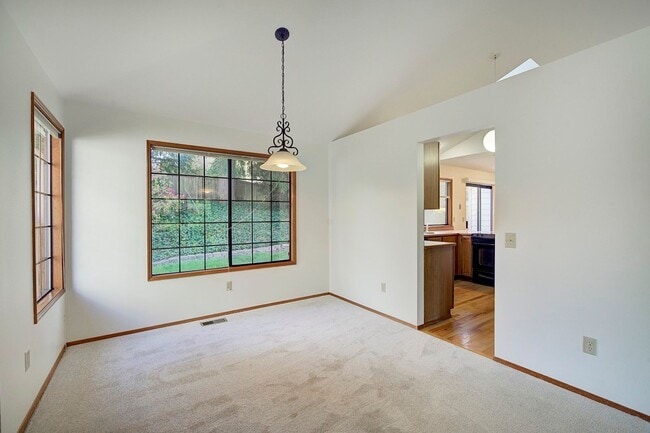 Building Photo - 4Bd/2.5Ba Sammamish Home