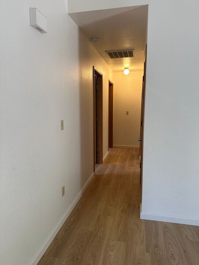 Building Photo - Well maintained home in desirable neighbor...