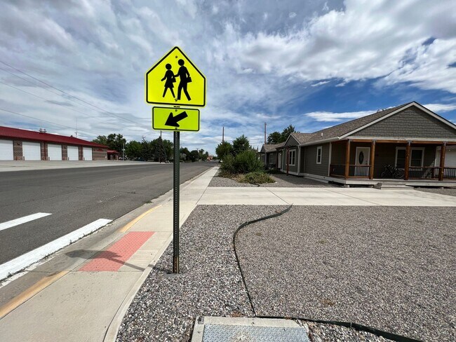 Building Photo - 409 S Broadway Ave