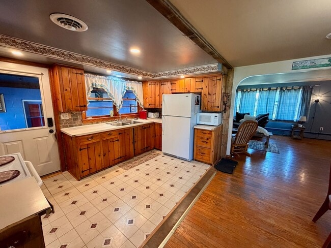 Building Photo - Ranch Home with 3 Bedrooms and a Yard